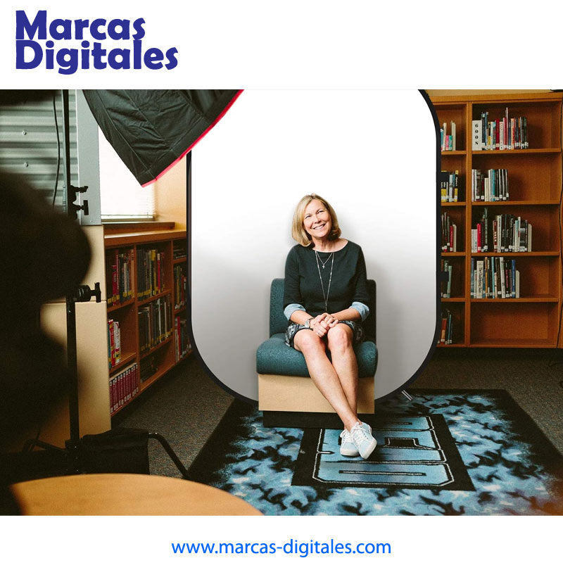 Neewer Set de Fondo Plegable de 5x7 Pies Color Blanco y Negro con Pedestal